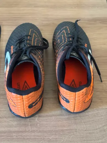 Título: Chuteira Society Umbro Warskin Tam 37 - Praticamente Nova