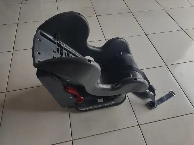 Vende-se cadeirinha automotiva para criança.