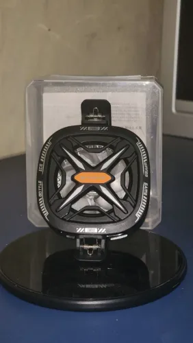 Cooler para celular e base de carregamento sem fio.