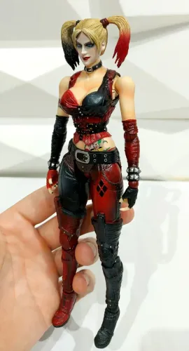 Play Arts Kai Batman Arkham City - Harley Quinn No.5