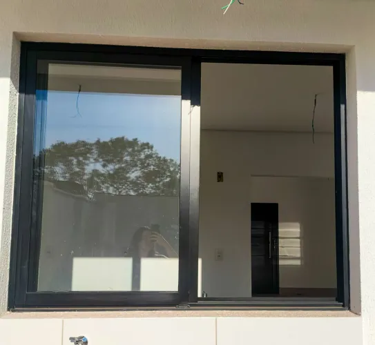 Vendo Janela de Alumínio Preto e Vidro com portas de correr