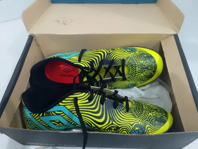 CHUTEIRA SOCIETY UMBRO ORBIT TAM 40 USADO SÓ 1 VEZ! ?