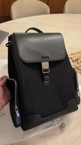 Mochila Rimowa modelo novo preta em lona e couro