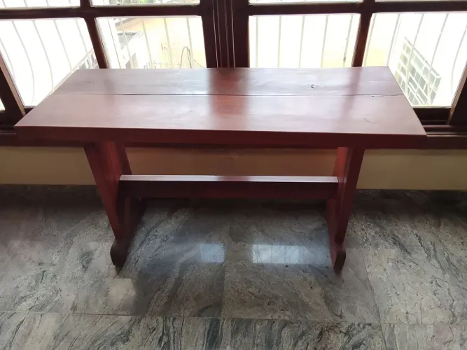 Mesa de madeira maciça