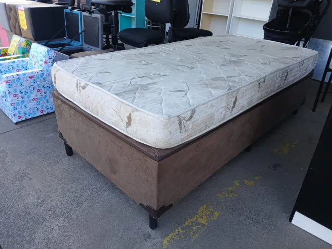 Cama box solteiro base com colchão de espuma D28 seminova conservada