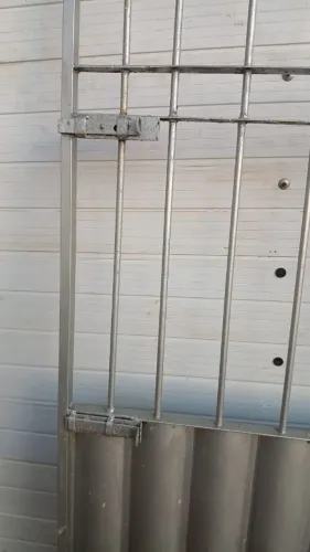 Portão de ferro pintado