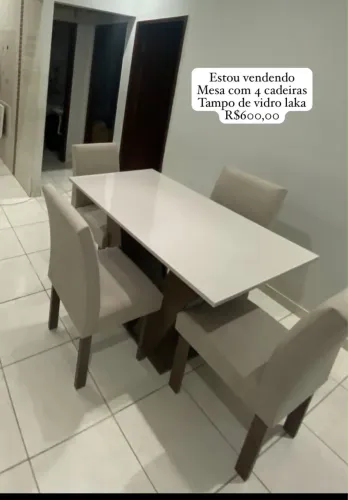 Mesa com 4 cadeiras e tampo de vidro laka
