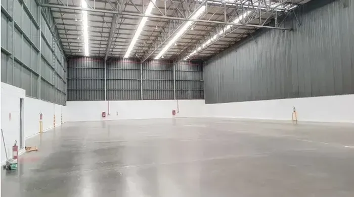 Aluguel de galpão na Pavuna com isolamento termoacústico