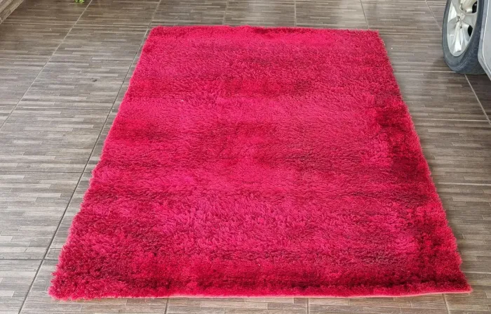 Tapete malaga niazitex 1,40 por 2 metros vermelho pelo baixo.