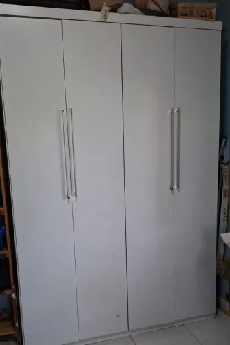 Vende se um guarda-roupa grande