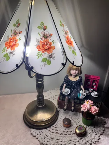 Abajur antigo para 3 lâmpadas em latão e vidro com 55cm.