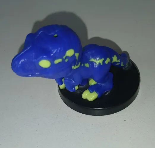 BONECO MINIATURA KINDER OVO JURASSIC PARK WORLD BLUE VELOCIRAPTOR COLADO NA BASE