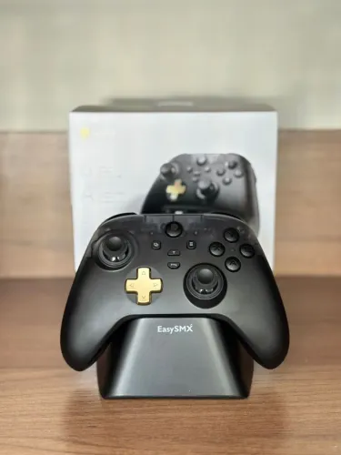 EasySMX D05 - Controle Gamer RGB com Hall Effect, Tri-Mode e Dock de Carregamento