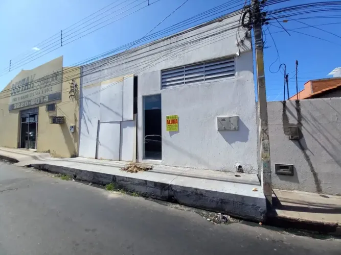 Imóvel para aluguel possui 162 metros quadrados em Parque Piauí - Teresina - PI