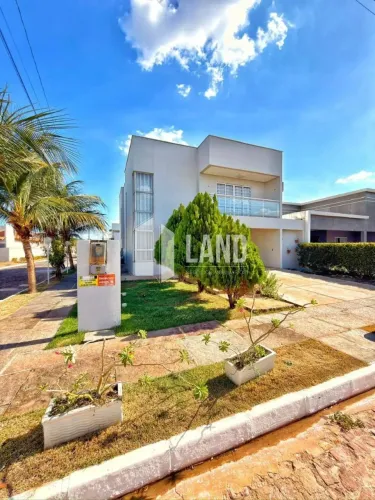Casa duplex com 4 quartos, sendo 2 suítes, no Condomínio Village Jóia.