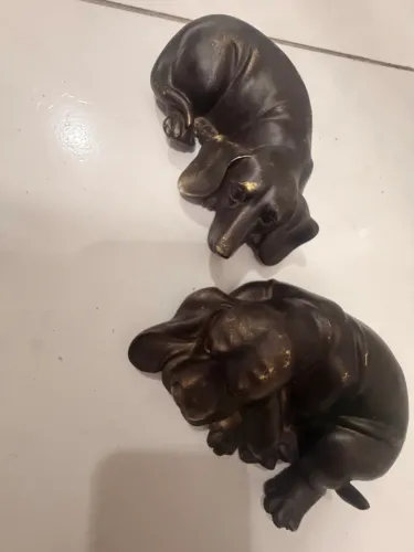 duas esculturas de cães dormindo