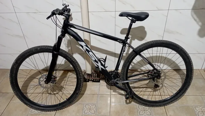 Bicicleta KSX Aro 29, 24 Marchas, Freio a Disco - Selim em Gel + Suporte de Som/Celular