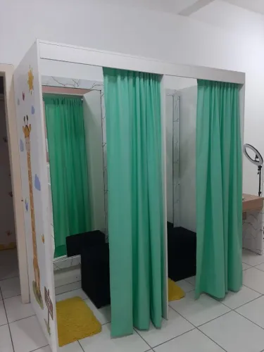 Provador duplo para loja com espelho