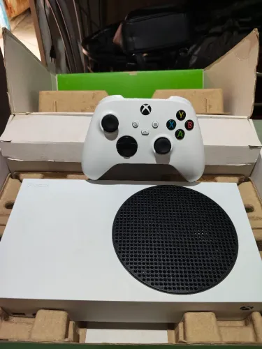 Vendo um Xbox série s com um controle cabos caixa valor 2000