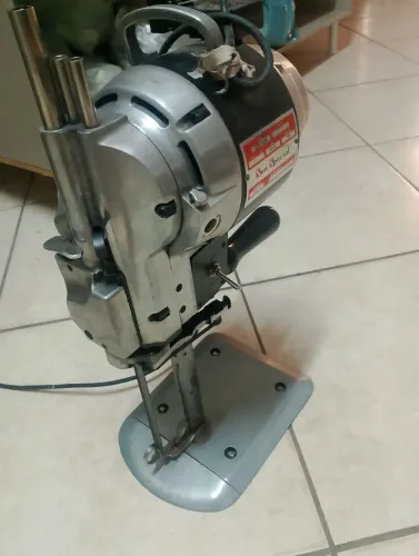 Máquina de cortar tecido