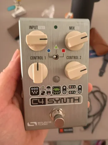 Pedal sintetizador C4 source baixo e guitarra 