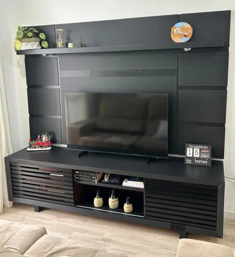 Painel para TV Preto Moderno com Rack Ripado - Excelente Estado