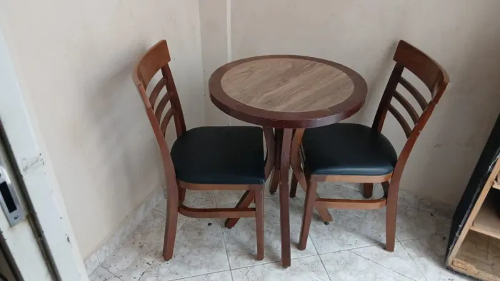 Mesa de madeira com 02 cadeiras redonda ou quadrada