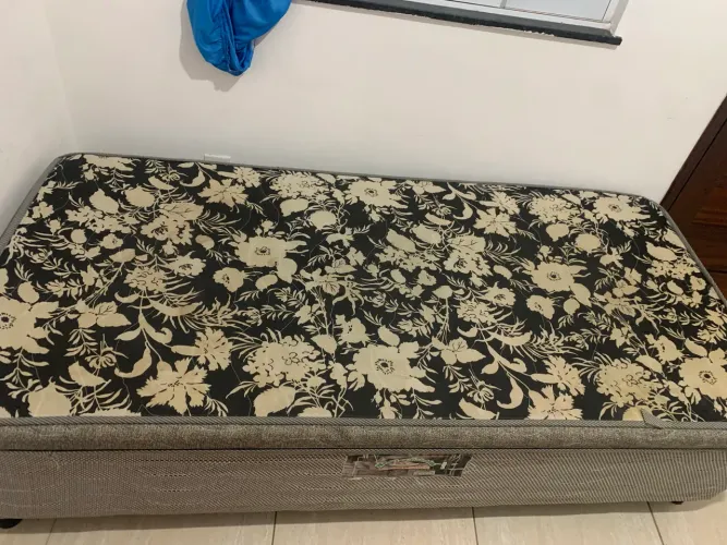 Vendo cama box ( cama de solteiro), com um pé em falso.