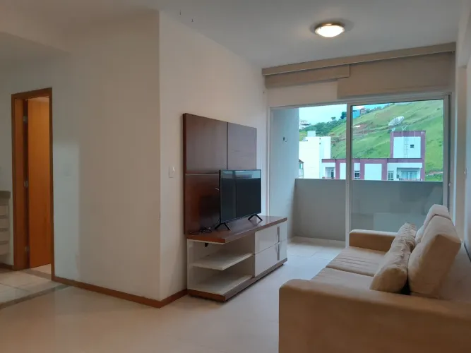 Quarto e sala mobiliado com varanda e vaga no Victoria Park para locação