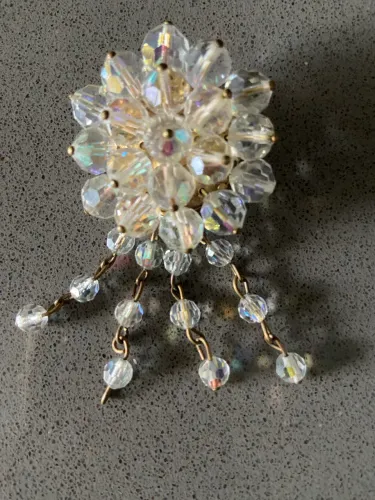 Broche vintage com design de aglomerado de cristais aurora borealis