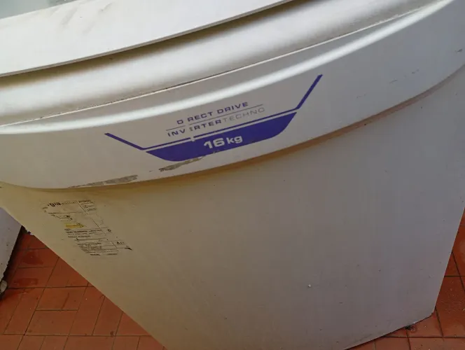 Geladeira e máquina de lavar com defeito