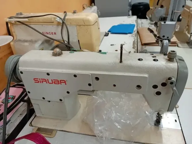 MÁQUINA DE COSTURA RETA INDUSTRIAL SIRUBA