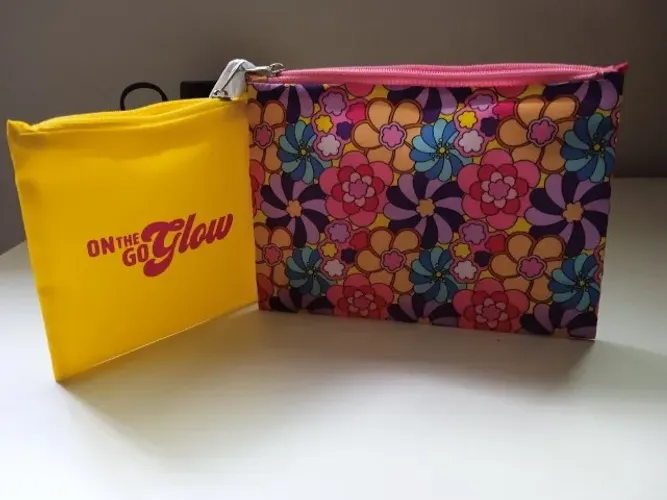 Par de Necessaires Benefit Coloridas