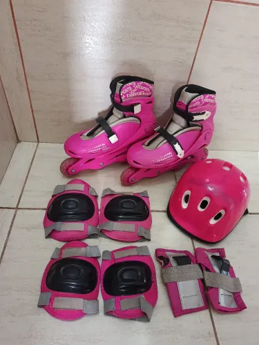Kit radical completo: patins, capacete, joelheiras, cotoveleiras