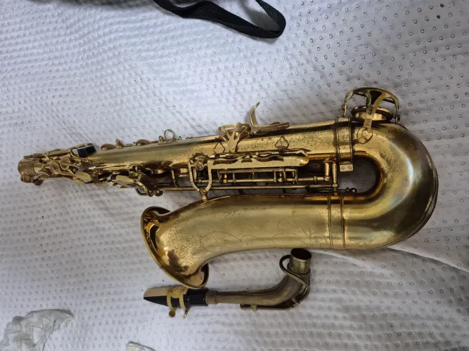 Sax alto, com ótima sonoridade .aeca confiável, troco em teclado ou baixo