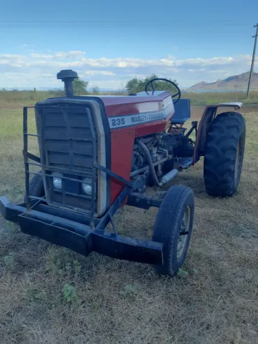 Trator massey Ferguson 235