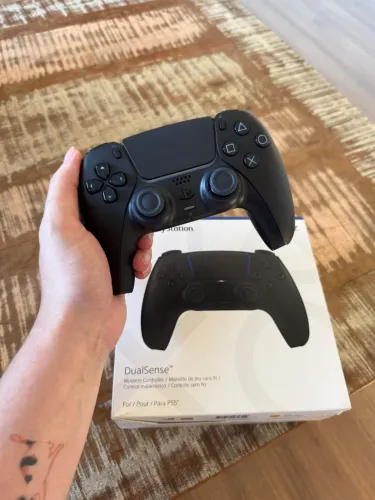 Controle DualSense preto para PS5 na caixa