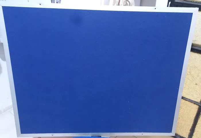 Quadro de avisos em feltro na cor azul, tamanho 80 × 100 cm.