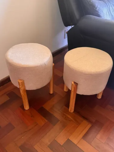 Par de Puffs Redondos - Design Moderno com Pés de Madeira (Semi-novos)