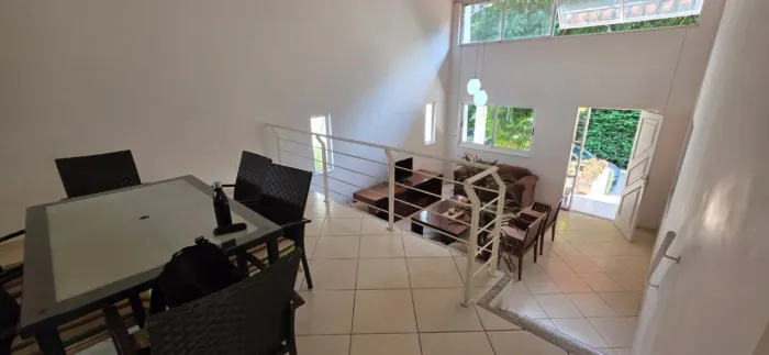 Linda Casa dentro de Condomínio