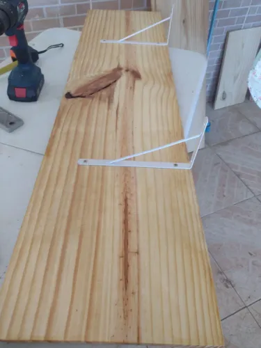 Prateleira de pinus 
