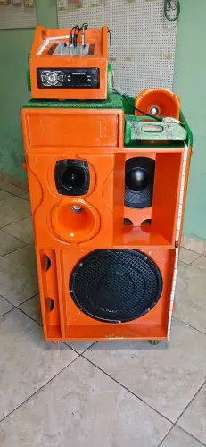 Caixa de som Bob completa e super potente ,nova .