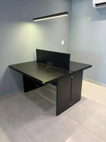 Mesa Plataforma Dupla Central - Linha Prima Impact 40mm 120x131,5cm Caixa de Tomadas