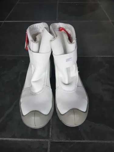 Botina branca nova 43