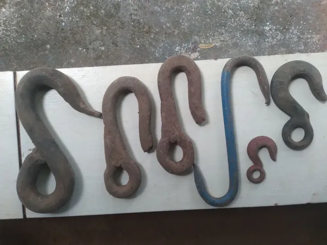 Lote de Ganchos Antigos em Ferro Forjado e Aço - 6 Peças