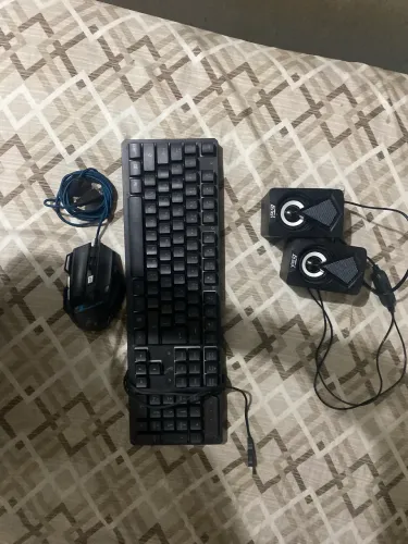 Teclado mouse(gamer)caixa de som com leds