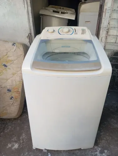 Máquina de lavar roupas Esmaltec toda boa.