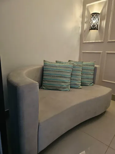 Sofá curvo estofado