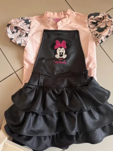 Jardineira tipo saia com blusa,  conjunto menina para 6 anos