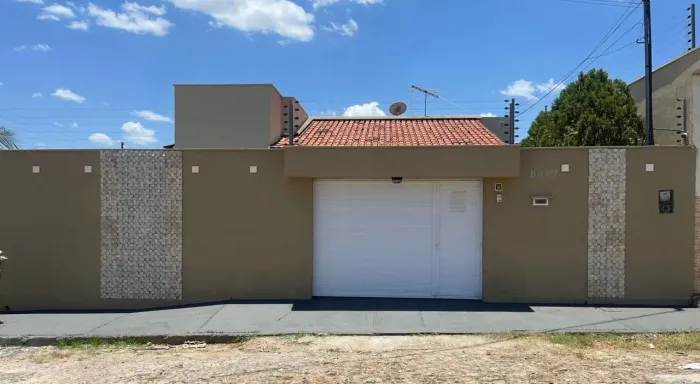 Casa à venda no Satélite - 4 quartos, piscina e garagem para 4 carros